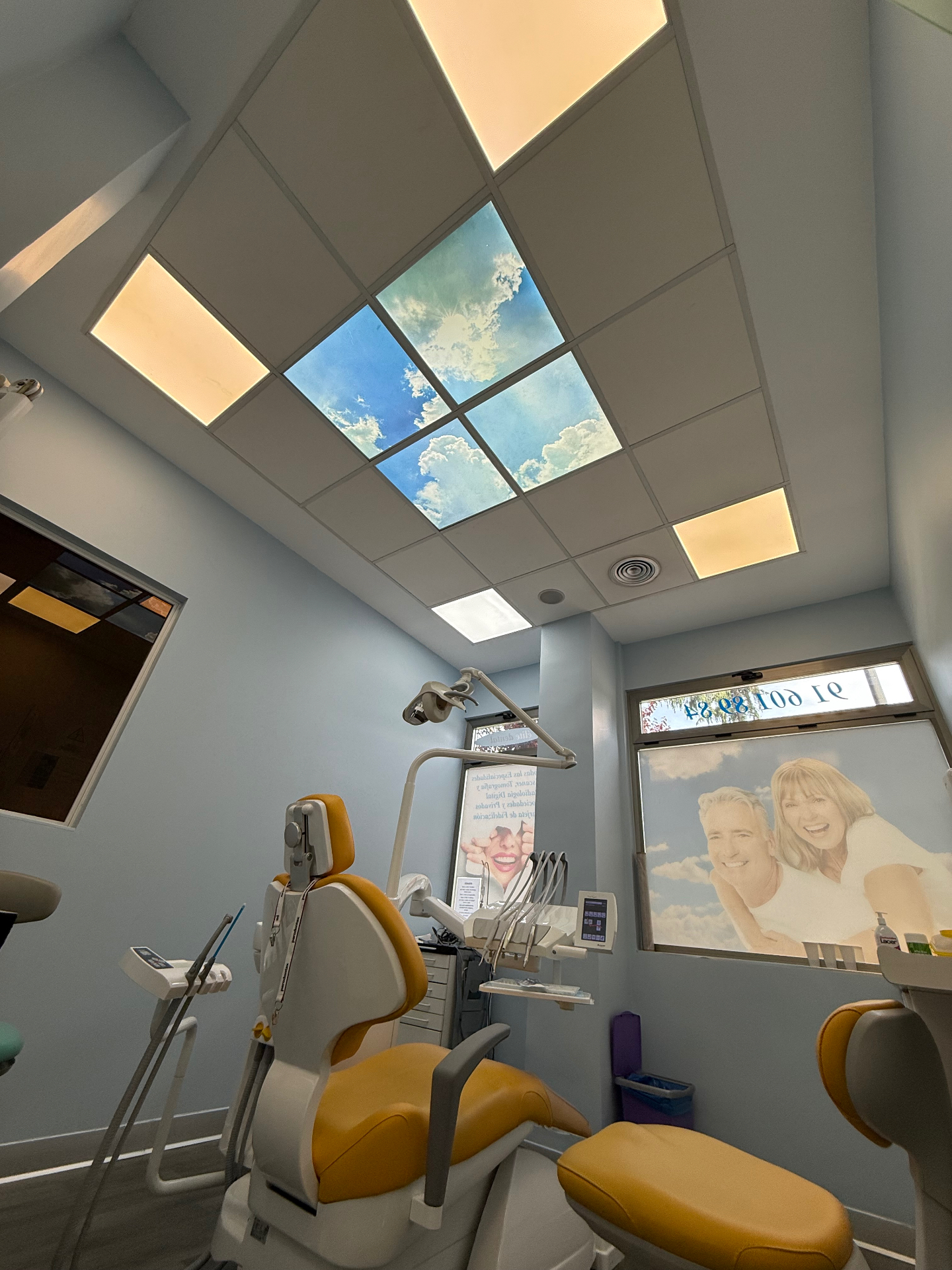 Gabinete de odontología avanzada con iluminación cenital y sillón mostaza