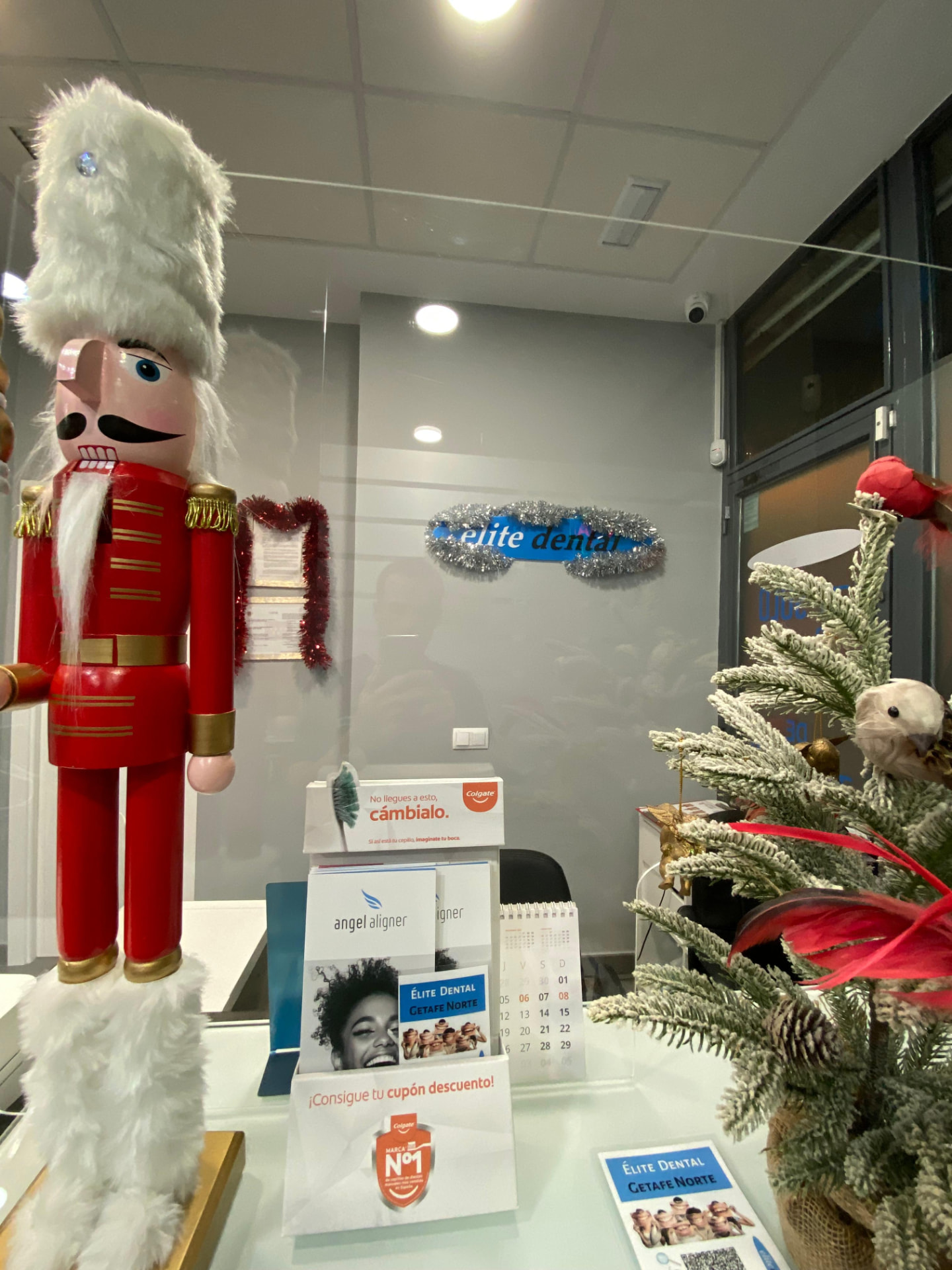 Recepción de Élite Dental Getafe Norte decorada en Navidad